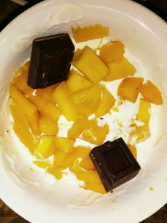 Una foto de Yogur mezcla con Mango