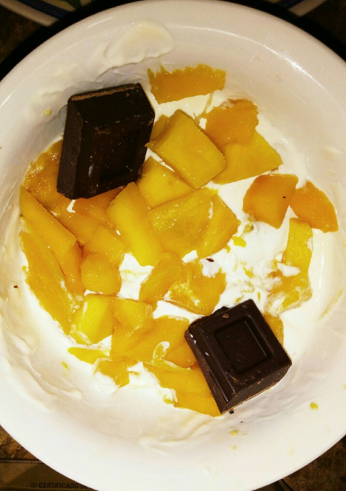 Una foto de Yogur mezcla con Mango
