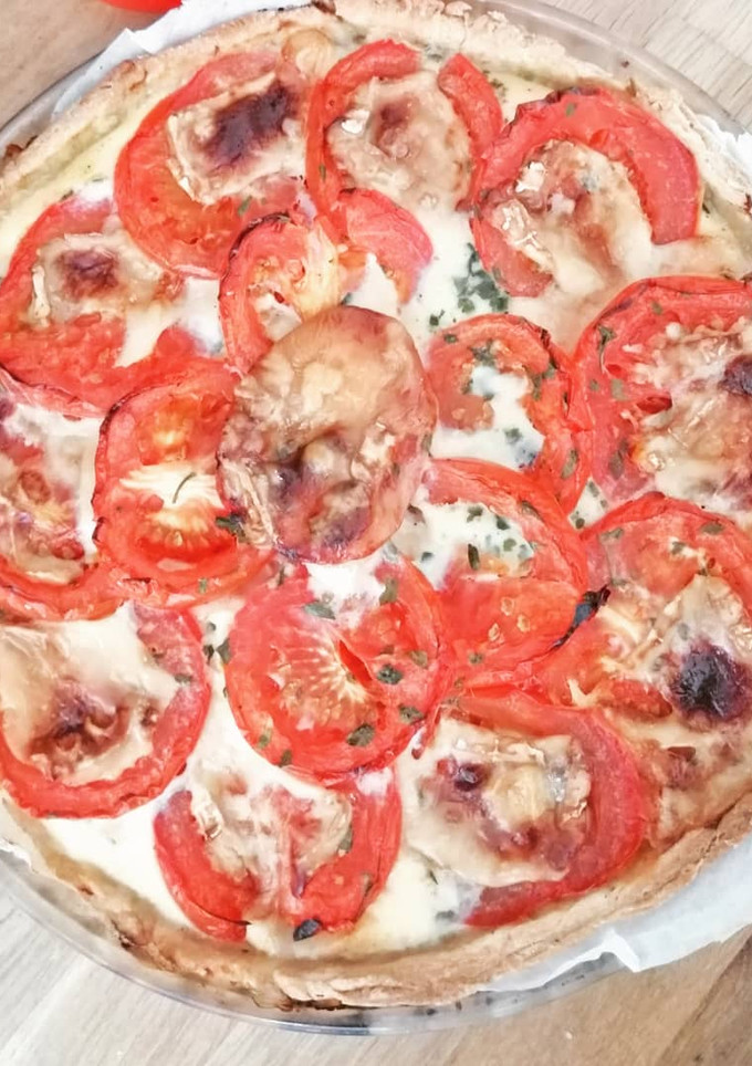 Une photo de Tarte au thon, tomates, moutarde et chèvre