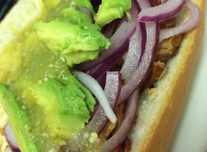Una foto de Torta de cochinita pibil
