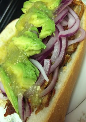 Una foto de Torta de cochinita pibil