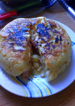 Una foto de Tortilla de papas rellena