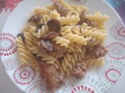 Una foto di funghi e salsiccia