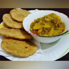 A picture of Daal Kachori.