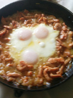 Una foto de Huevos con cebolla y lomo adobado