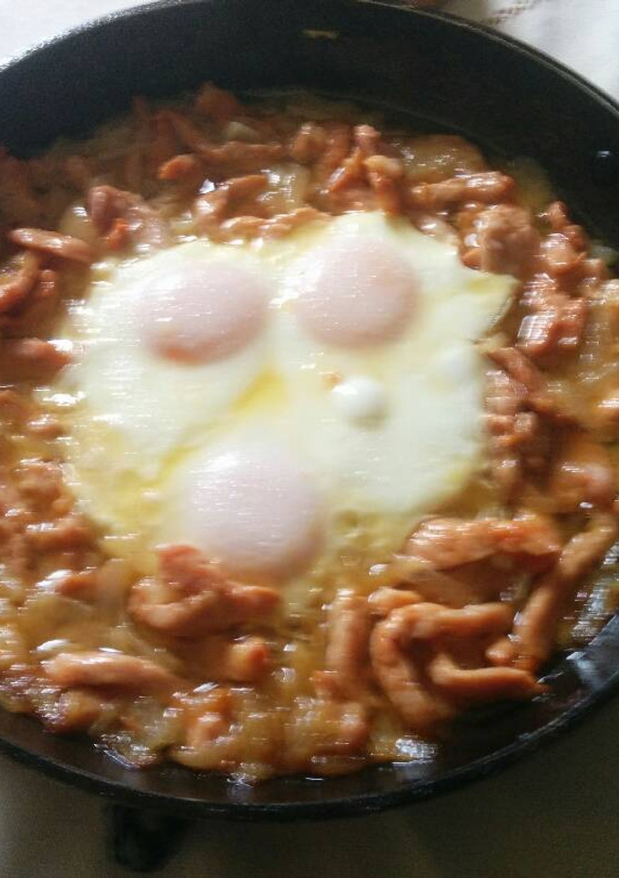 Una foto de Huevos con cebolla y lomo adobado