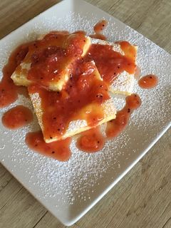 Tömör túrós sütemény, gyümölcsszósszal recept fotója