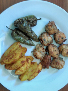Una foto de Bacalao en adobo, patatas asadas con especias y pimientos de padrón fritos
