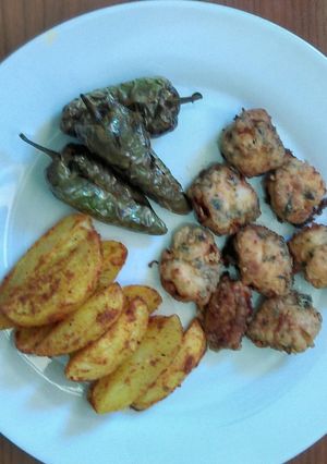 Foto principal de Bacalao en adobo, patatas asadas con especias y pimientos de padrón fritos