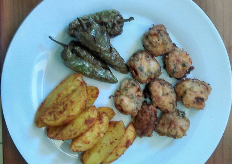 Bacalao en adobo, patatas asadas con especias y pimientos de padrón fritos