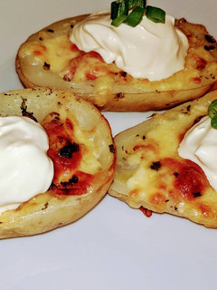 A picture of Potato Skins w/ Cheese & Bacon.