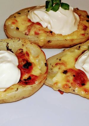 A picture of Potato Skins w/ Cheese & Bacon.