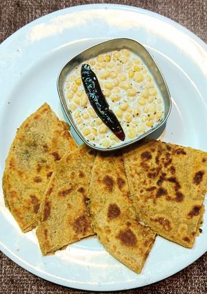 आलू परांठा विद बूंदी रायता रेसिपी मुख्य फोटो
