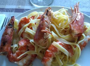 Foto de Massa ninhos de ovos com camarão frito