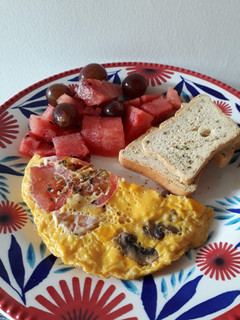 Una foto de Omelette con tomates y champiñones