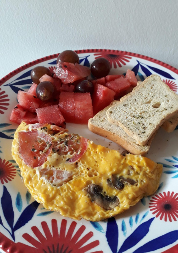 Una foto de Omelette con tomates y champiñones