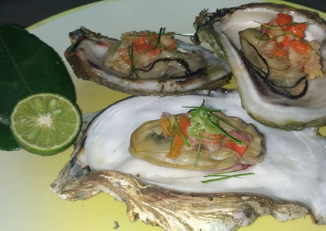 Steam-dried oysters from the carpet (Tiram Kukus Sambal Matah)