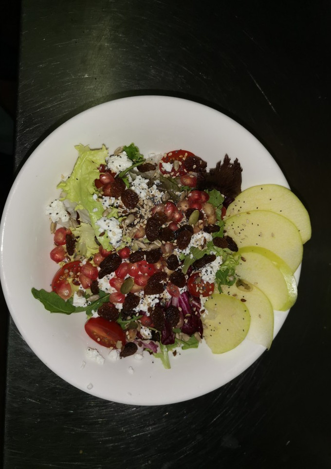 Una foto de Ensalada de Granada con manzana y queso fresco