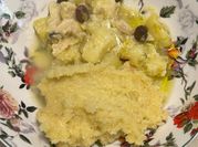 Una foto di baccalà con patate e olive