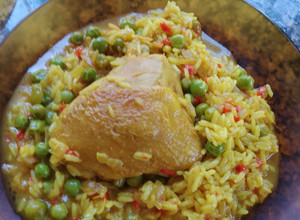 Una foto de Pollo con arroz y arvejas