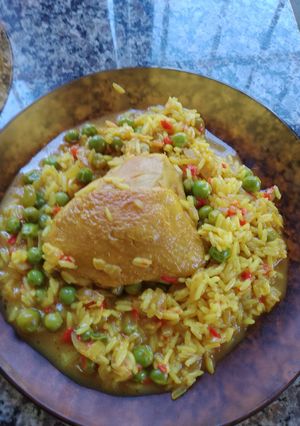 Una foto de Pollo con arroz y arvejas