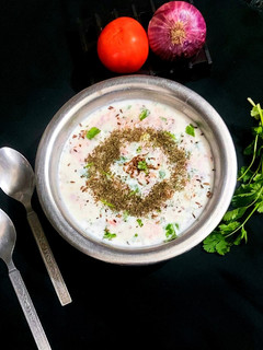 प्याज टमाटर का रायता (pyaz tamatar ka raita recipe in Hindi) रेसिपी मुख्य फोटो