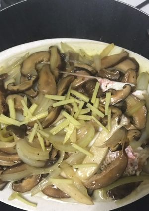 Hình của món Cá hấp nấm.