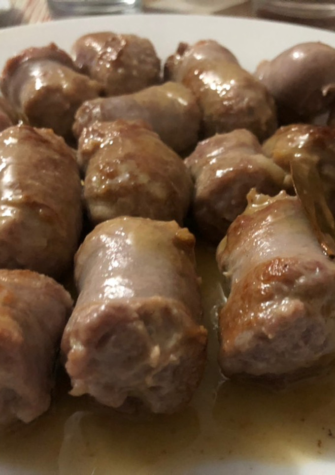 Una foto de Butifarras cocidas con vino blanco