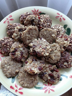 Una foto de Galletitas de avena plátano, de granola y de cacao nuez