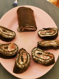 Una foto de Brazo de gitano de espinacas, queso y salmón ahumado
