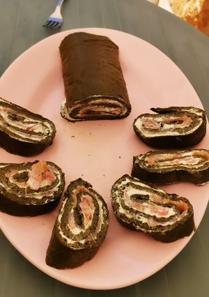 Una foto de Brazo de gitano de espinacas, queso y salmón ahumado