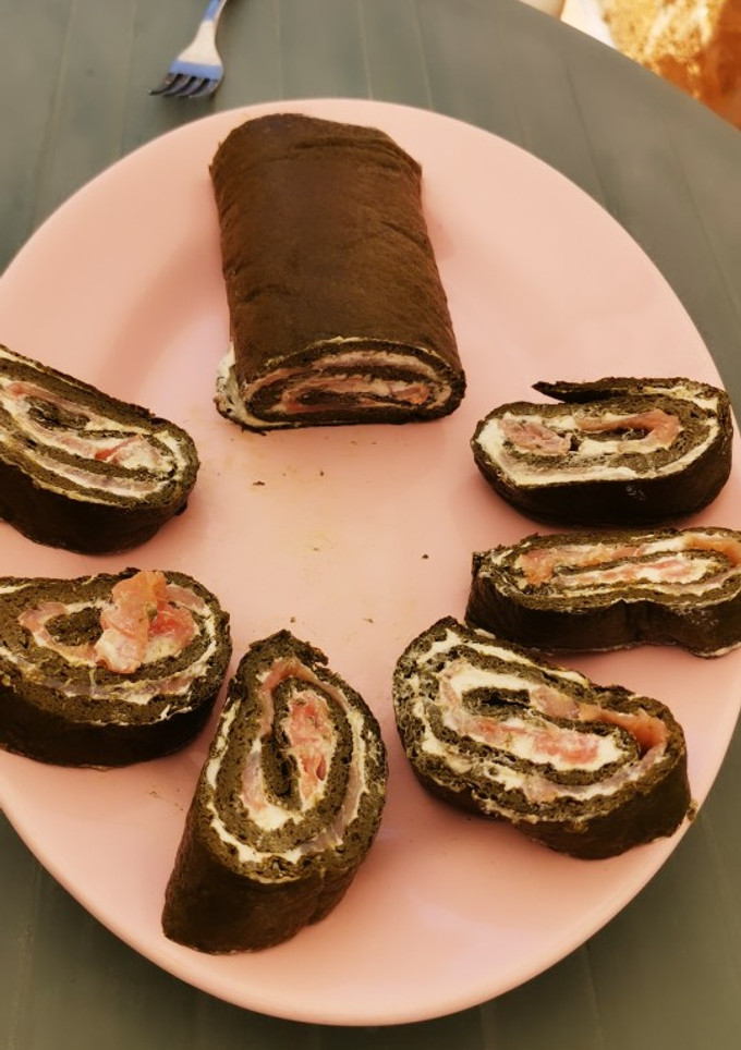 Una foto de Brazo de gitano de espinacas, queso y salmón ahumado