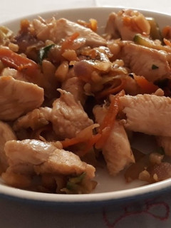 Una foto de Pollo con verduritas y almendras