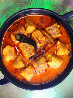 राजस्थानी गट्टा करी (Rajasthani gatta curry recipe in Hindi) रेसिपी मुख्य फोटो