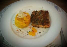 Filet de somon la cuptor în crustă crocantă cu piure de dovleac