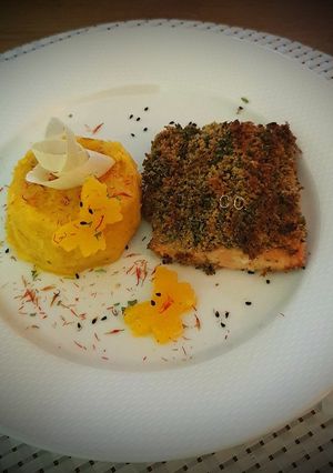 O poză a rețetei Filet de somon la cuptor în crustă crocantă cu piure de dovleac.