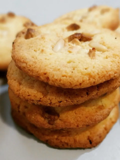 Una foto de Cookies de chocolate blanco y piñones (sin gluten)
