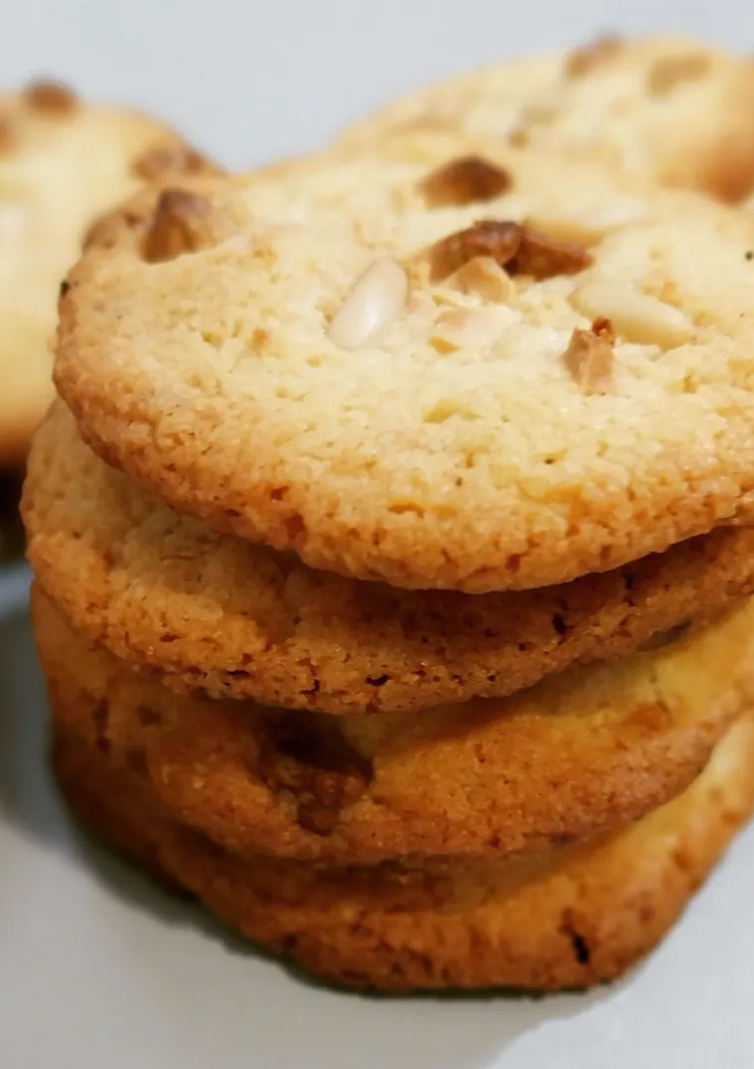 Una foto de Cookies de chocolate blanco y piñones (sin gluten)