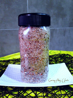 Una foto de Compuesto de sal granulada picante y hierbas aromáticas