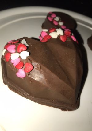 Una foto de Bombones de chocolate rellenos con dulce de leche con galletas