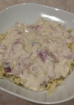 Baconos, hagymás, sajtszósz recept fotója