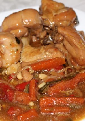 Una foto de Chop Suey de pollo verduras y piñones