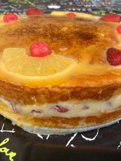 Una foto de Tarta de crema con fresas