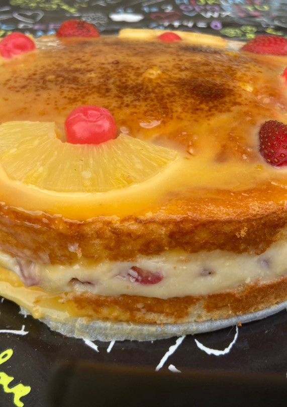 Una foto de Tarta de crema con fresas
