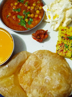છોલે પૂરી વીથ રસ અને ખમણ રેસીપી મુખ્ય ફોટો