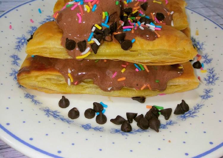 Ice cream milo with pastry