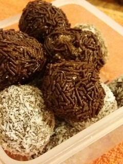 Una foto de Cocadas/Trufas de porotos negros