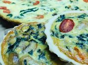 Una foto de quiche tomate cherry
