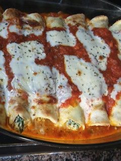 Una foto de Canelones de acelga y ricota :suprema con salsa de 🍅