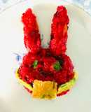 Cơm thỏ đeo khẩu trang Halloween: gạo hữu cơ trộn củ dền và ớt chuông phủ trứng tráng